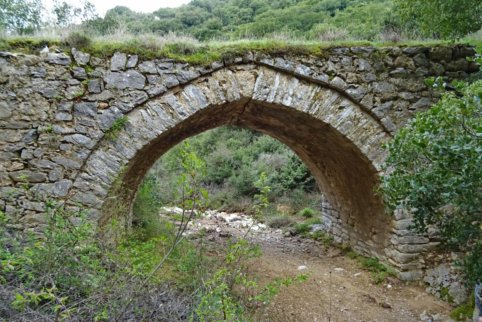 Το γεφύρι που στέκει ακόμα στα Λακκοβίκια
