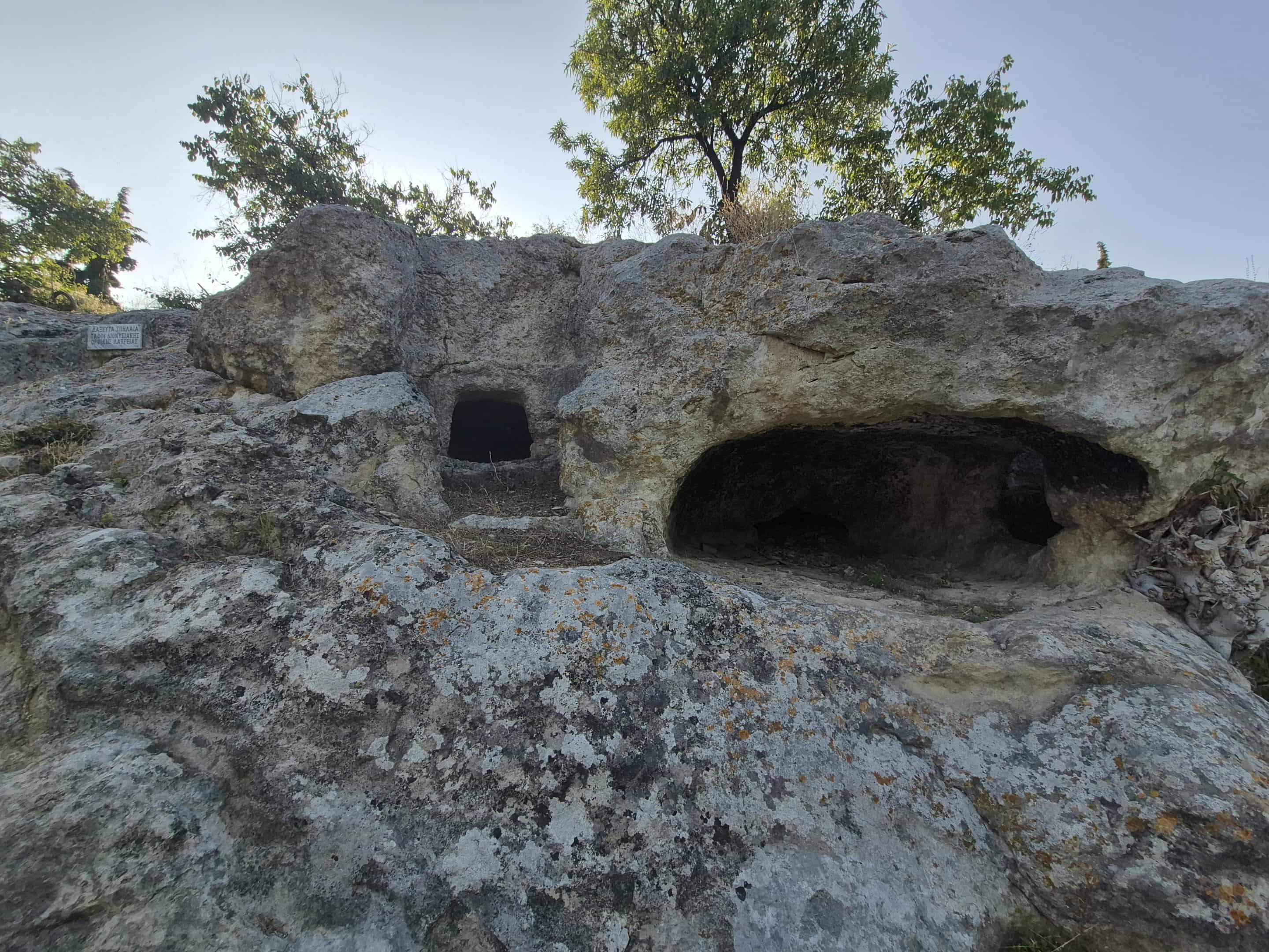 Οι λαξευτοί τάφοι του λόφου Αγίου Αθανασίου στο Ροδολίβος