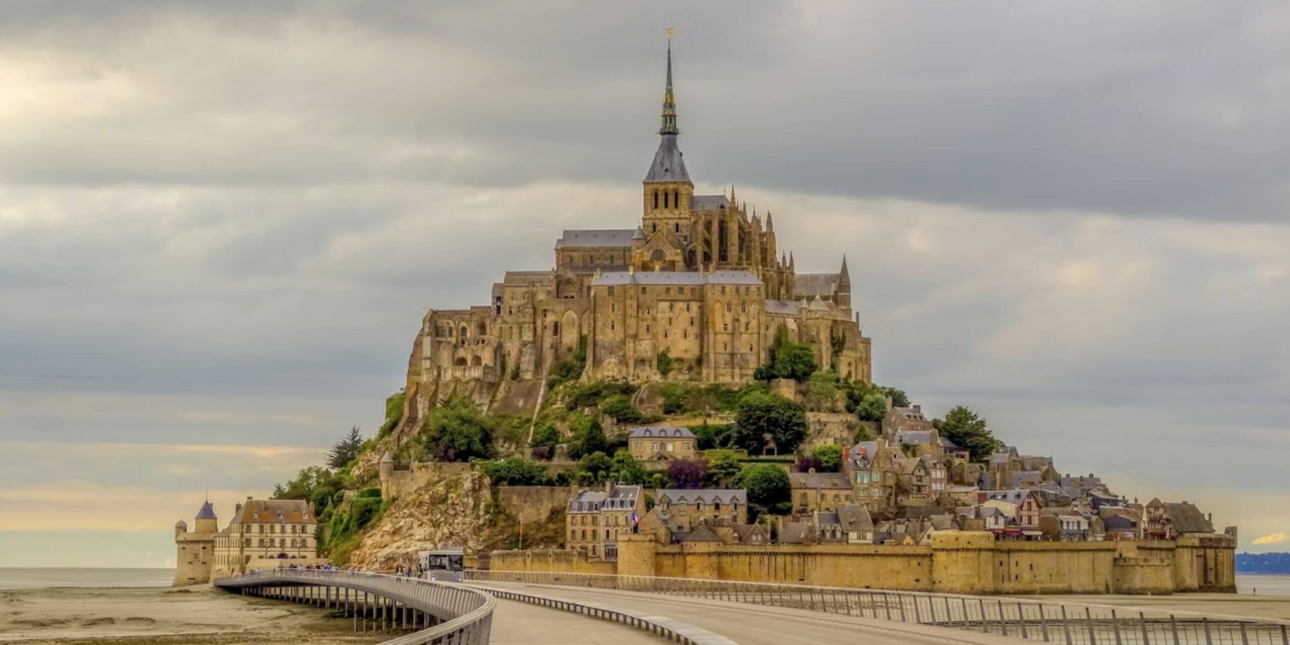 Τρία χωριά που ενέπνευσαν την Disney: Από τα μεσαιωνικά χωριά μέχρι τα εντυπωσιακά κάστρα και νησιά