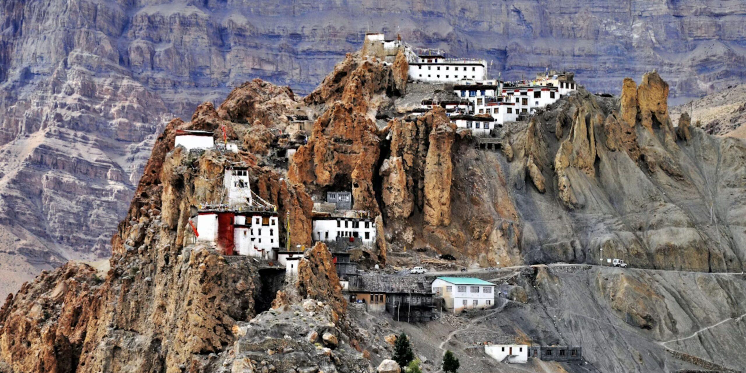 Dhankar: Το χωριό στα 3.900 μέτρα που ισορροπεί σε γκρεμό