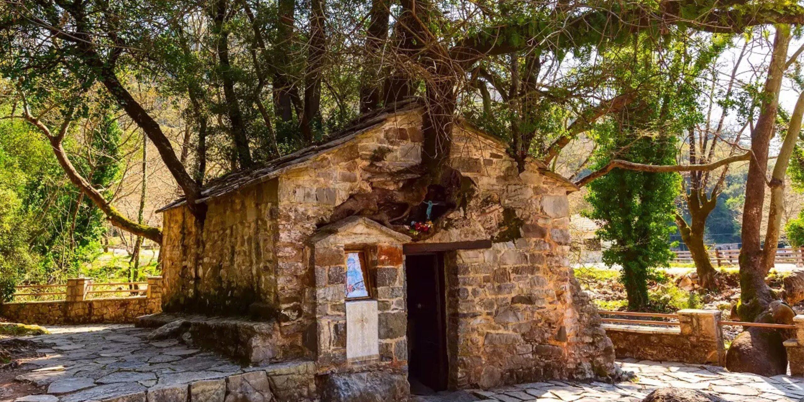 Αγία Θεοδώρα Βάστας: Το εκκλησάκι με τα 17 δέντρα