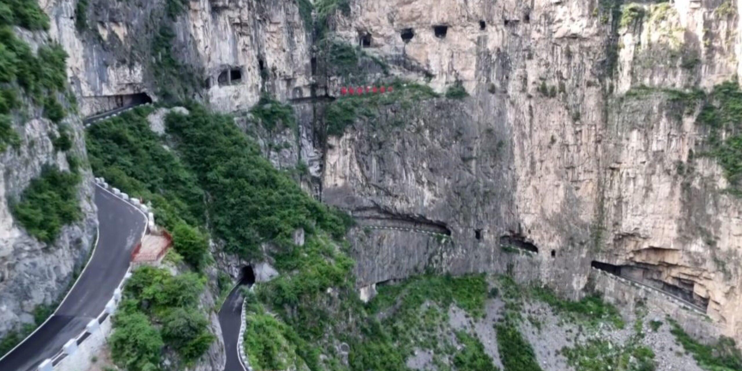 Κίνα: Ο “αιωρούμενος” δρόμος που συνδέει απομονωμένο χωριό με τον κόσμο