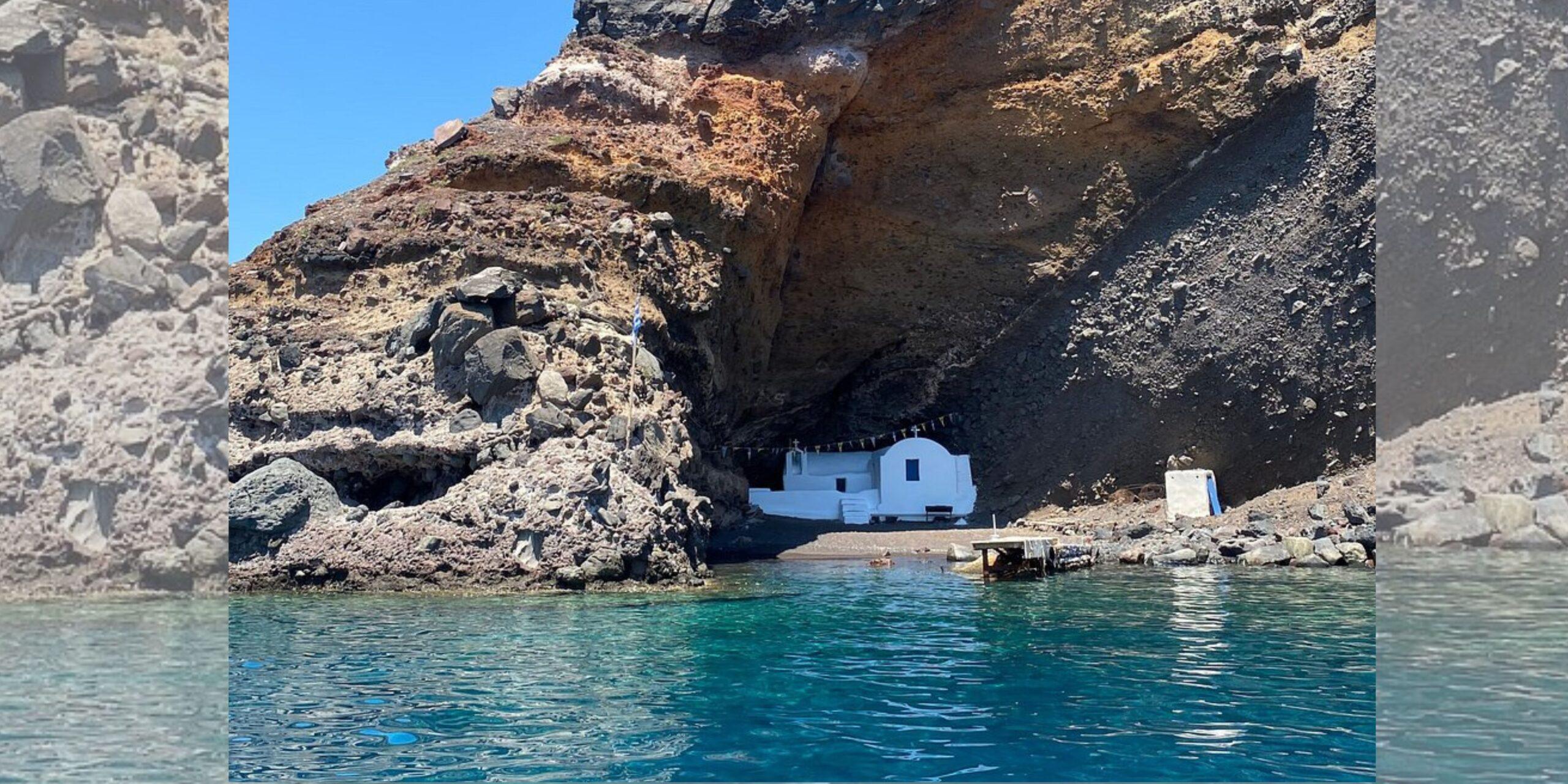 Άγιοι Επτά Παίδες: Το εκκλησάκι της Οίας που φτάνεις μόνο με βάρκα